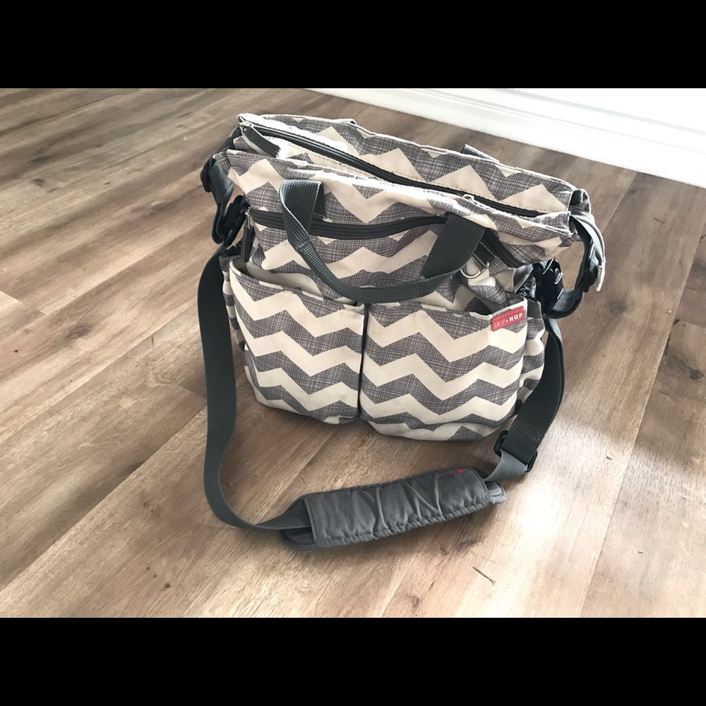 Skip hop messenger diaper bag in white and Gray chevron design.